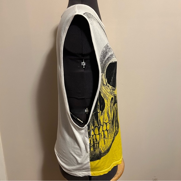 Truly Madly Deeply Graphic Skulls Muscle Tee Urban Outfitters - Picture 4 of 12